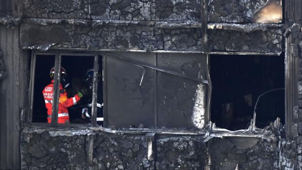 La Reina da una lección a May y visita a las víctimas de la torre incendiada en Londres