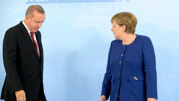 Merkel intenta calmar a un Erdogan muy beligerante