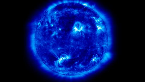 El Sol (en la imagen) y la Luna constantemente producen cambios en la gravedad del planeta Tierra