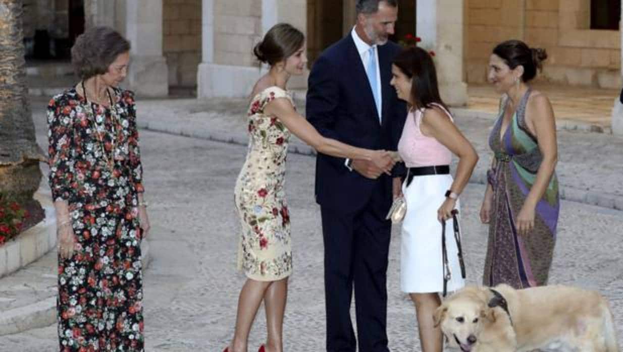 Felipe VI y Doña Letizia, acompañados por la reina Sofía, saludan a dos de las asistentes a la recepción en el Palacio de la Almudaina a una amplia representación de todos los sectores de la sociedad balear con motivo de su estancia veraniega en la isla
