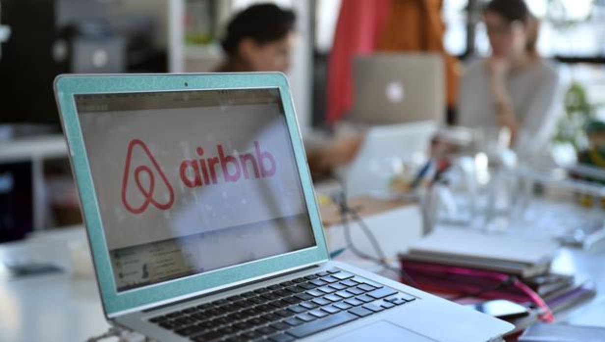 Airbnb obedece a Colau y retira 1.000 pisos ilegales de su web