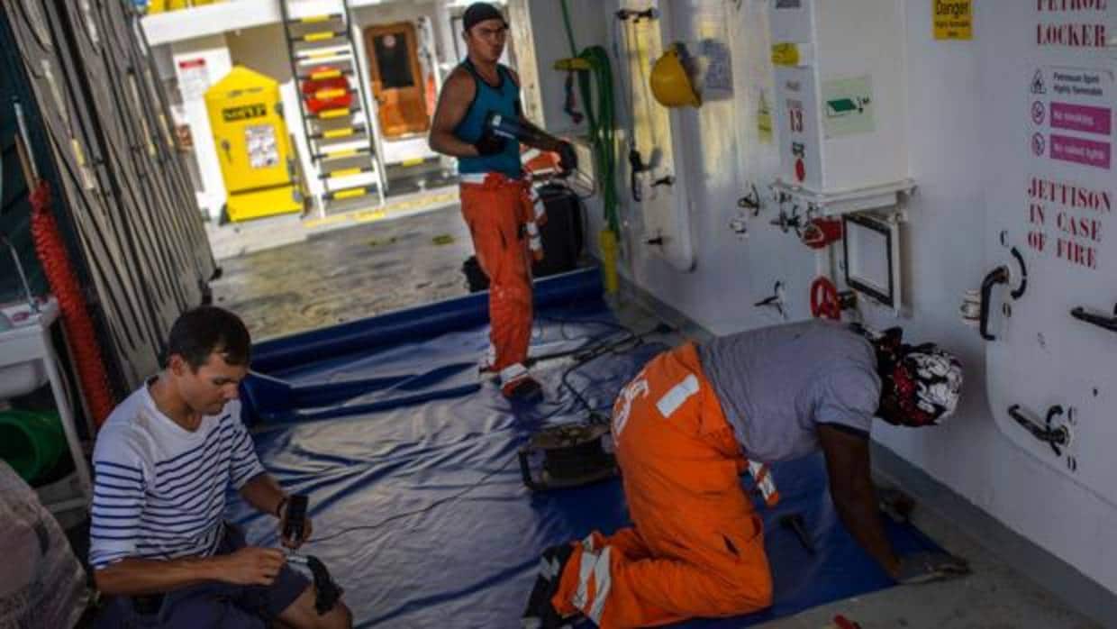 La tripulación del barco Aquarius trabaja en reparaciones antes de salir a la mar para seguir salvando vidas
