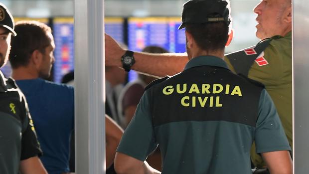 Segundo día de huelga indefinida en el aeropuerto de El Prat con las colas habituales en agosto