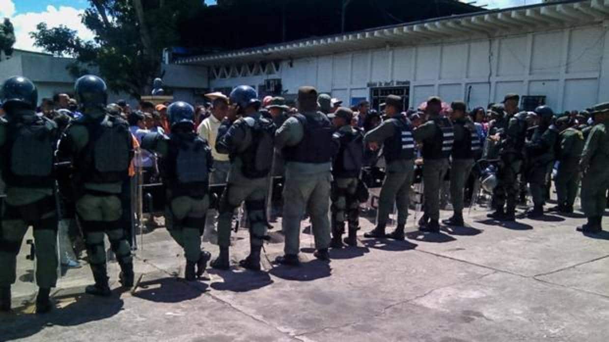 Funcionarios de la Guardia Nacional Bolivariana custodian las inmediaciones de la prisión de Puerto Ayacucho hoy, 16 de agosto del 2017, en la ciudad de Puerto Ayacucho, Venezuela