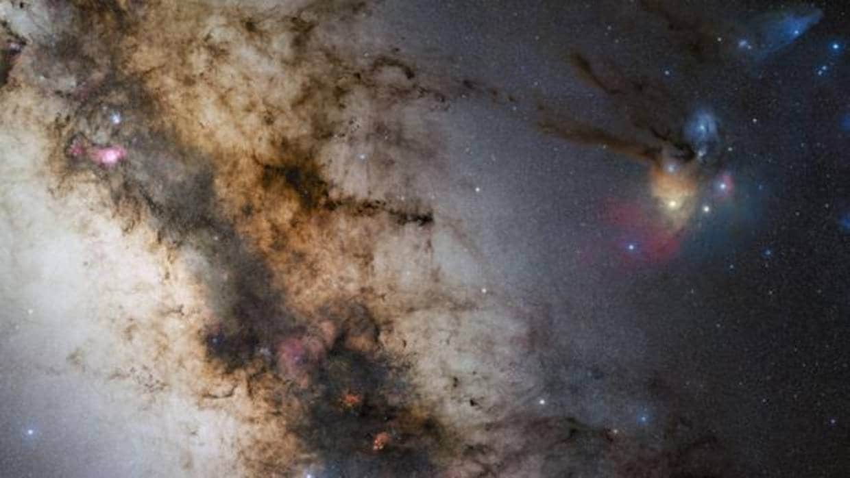 Nubes de polvo y gas cubren la luz de Sagitario A, el agujero negro supermasivo del centro de la Vía Láctea