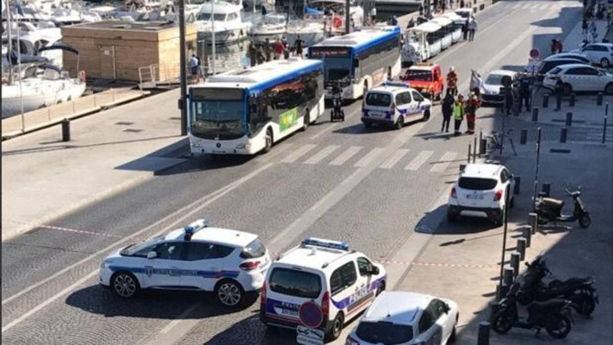 Un coche se estrella contra dos paradas de autobús en Marsella