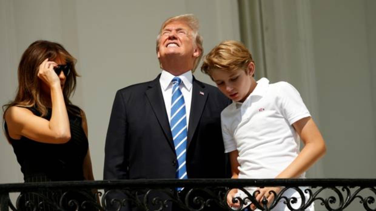 Donald Trump observó el eclipse solar sin gafas