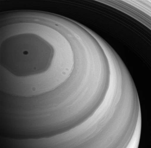 Imagen captada por Cassini del polo Norte de Saturno