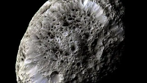 Imagen en falso color de Hiperión, una luna esponjosa