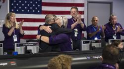 Earl Maize, director del programa de la nave Cassini en el JPL, y Julie Webster, gerente de operaciones, se abrazan en un momento emotivo junto al equipo de la misión
