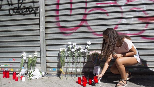 Un joven sin carné arrolla a un niño de tres años al empotrar su coche contra una tienda en Madrid