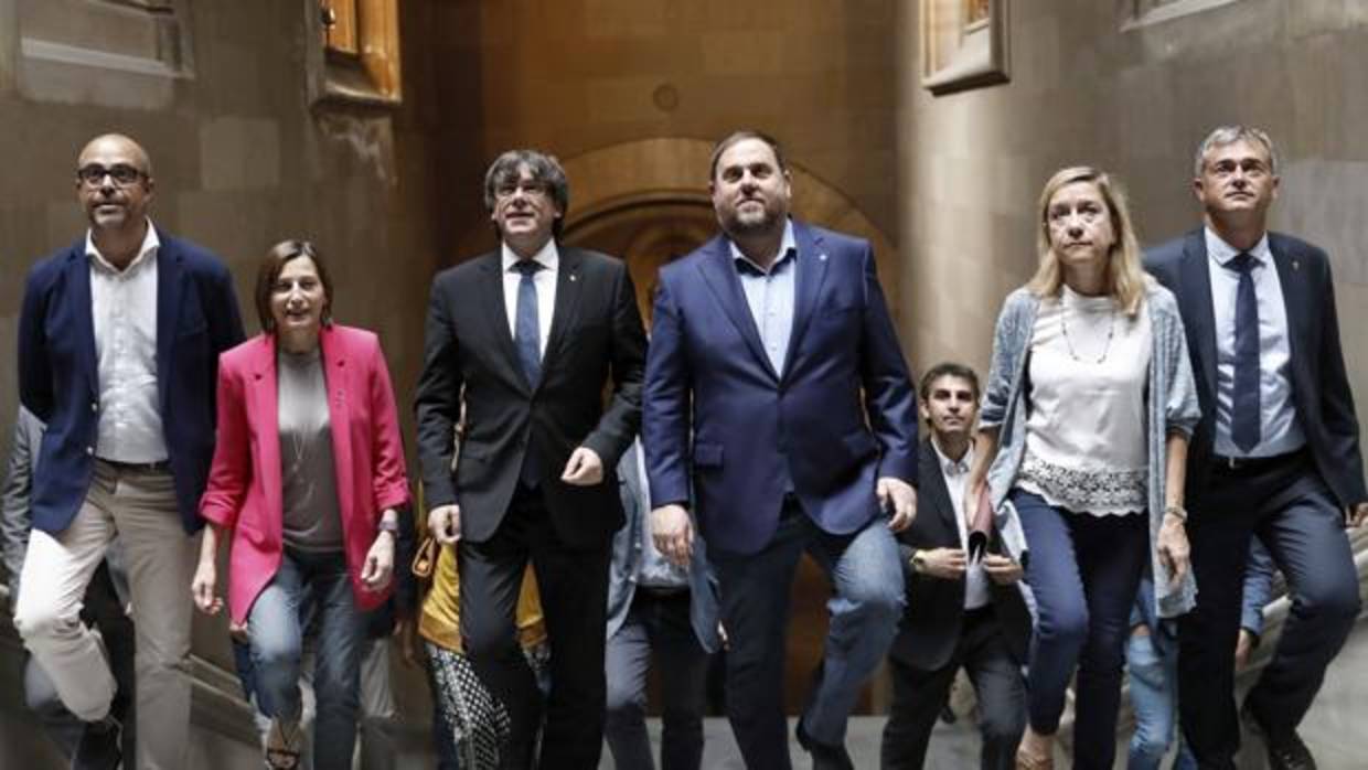 Miquel Buch, presidente de la Asociación Catalana de Municipios (ACM), Carme Forcadell, presidenta del Parlament de Cataluña, Carles Puigdemont, presidente de la Generalitat, Oriol Junqueras, vicepresidente del Govern de la Generalitat, Neus Lloveras, presidenta de la Asociación de Municipios por la Independencia (AMI) y Jordi Gaseni, vicepresidente primero de la AMI