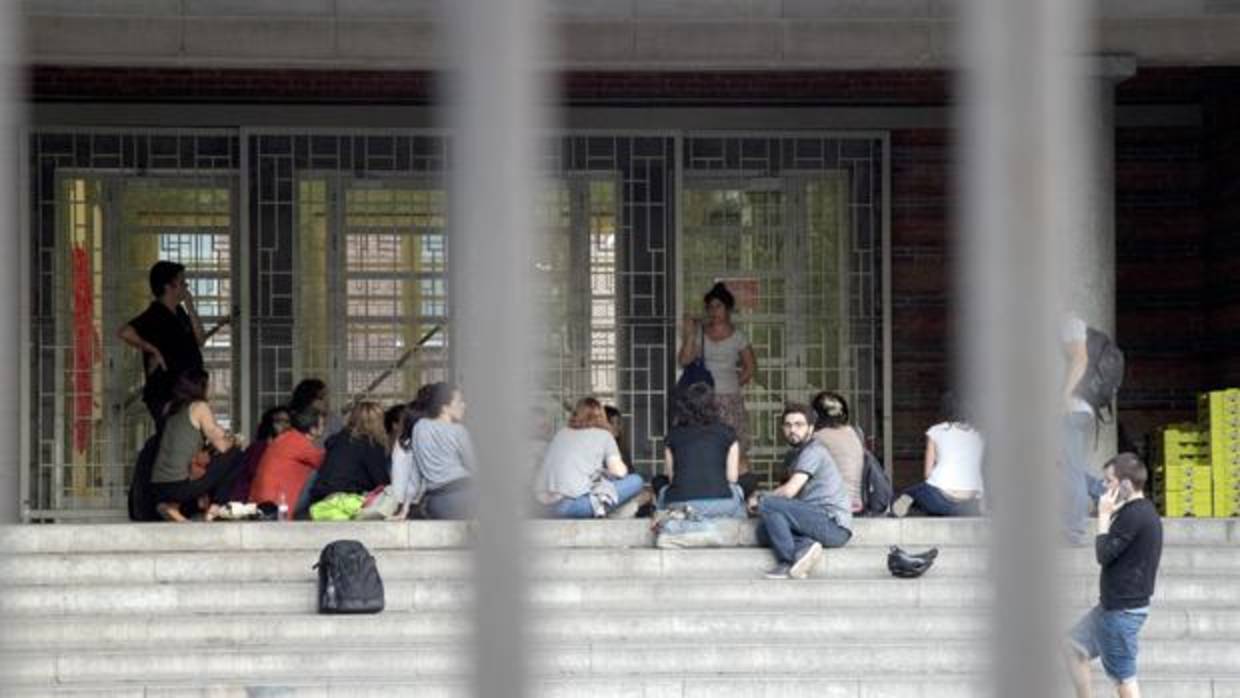 Varias personas permanecen dentro del colegio Collaso i Gil de Barcelona tras haber sido cerrado