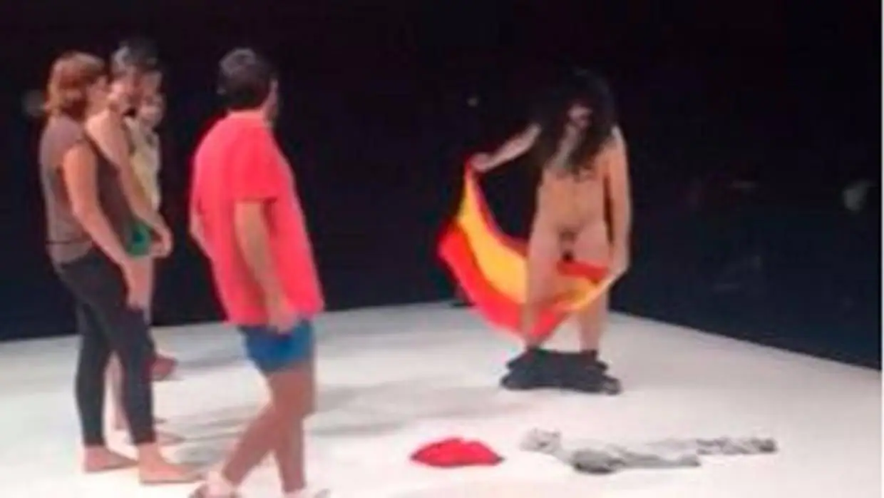 El PP denuncia una obra de teatro donde un actor se frota los genitales con la bandera española