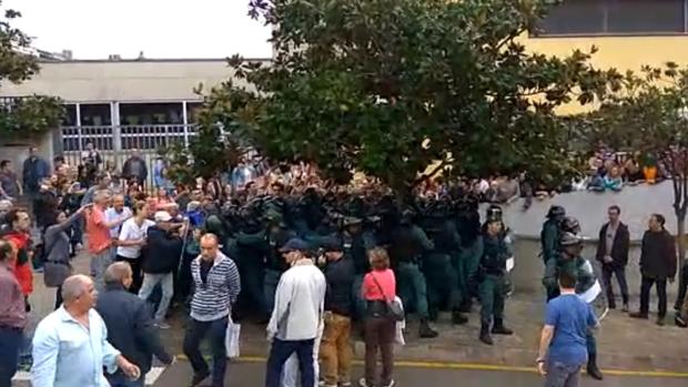 Varios vídeos muestran a agentes de los Mossos y de la Guardia Civil encarándose