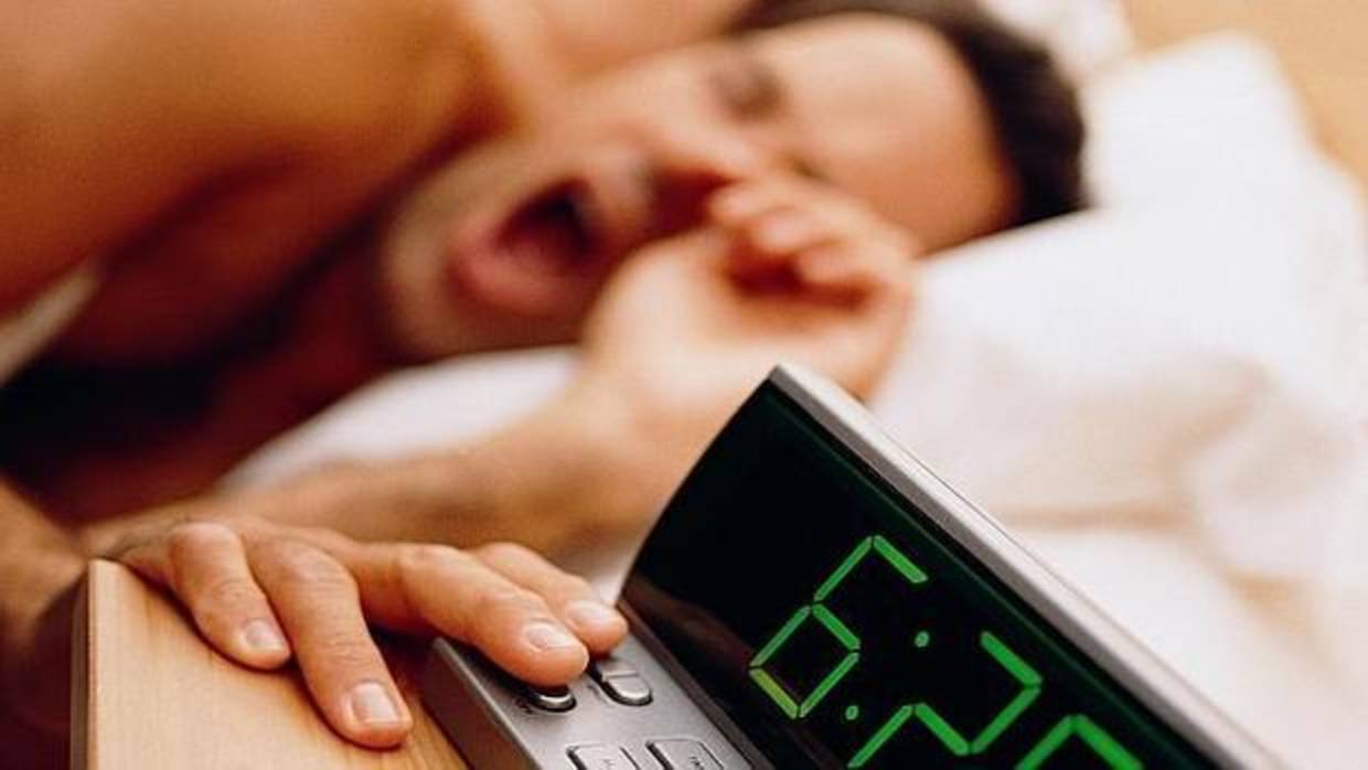 Algunas personas necesitan incluso 30 minutos para despertarse por completo después de suene el despertador