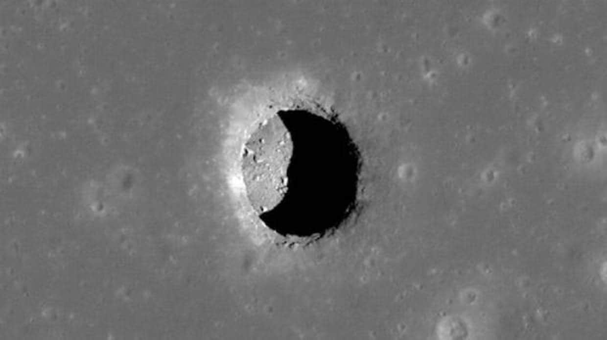 En la imagen uno de los agujeros descubiertos hace años por la NASA en la Luna, posibles entradas a cuevas