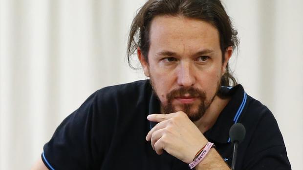 Pablo Iglesias, abucheado en la estación de Sants por manifestantes a favor de la unidad de España