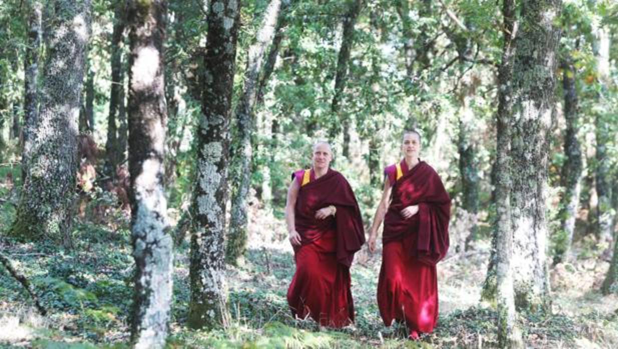 Tenzing Palmo y Tenzing Ngeyung, las dos monjas buditas gallegas, en la aldea de Ventoselo