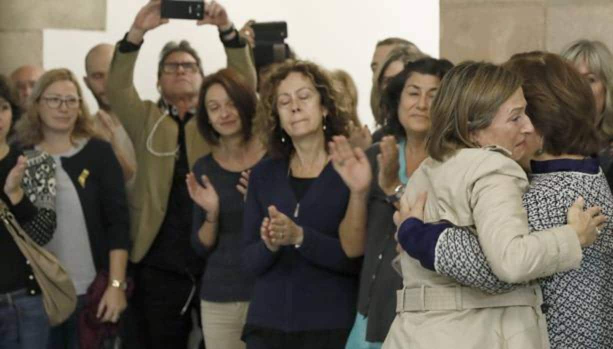 Forcadell, recibida entre aplausos a su llegada al Parlamento catalán