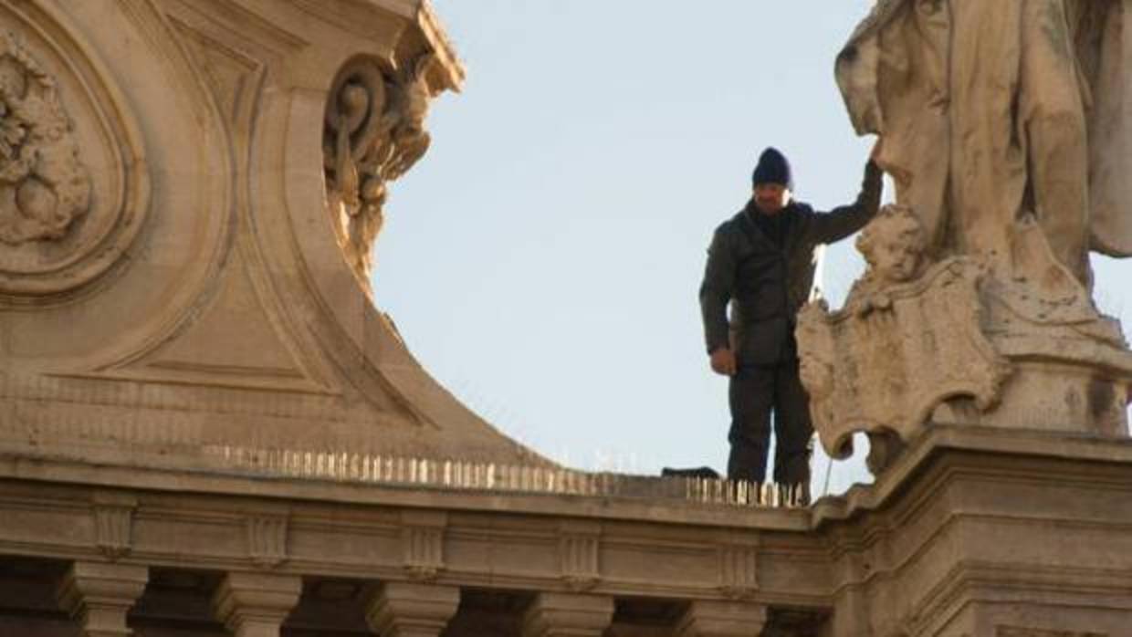 Un hombre se encarama a la fachada de la Catedral de Murcia