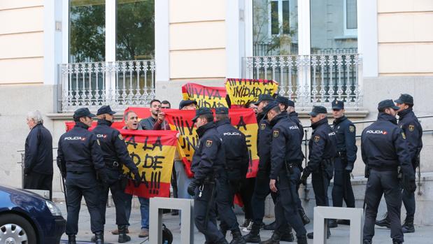 Tensión a las puertas del Supremo cuando llegaba Forcadell: «¡Madrid está con el pueblo catalán!»