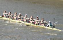 Las campeonas de Cambridge reman en el río Támesis en Londres