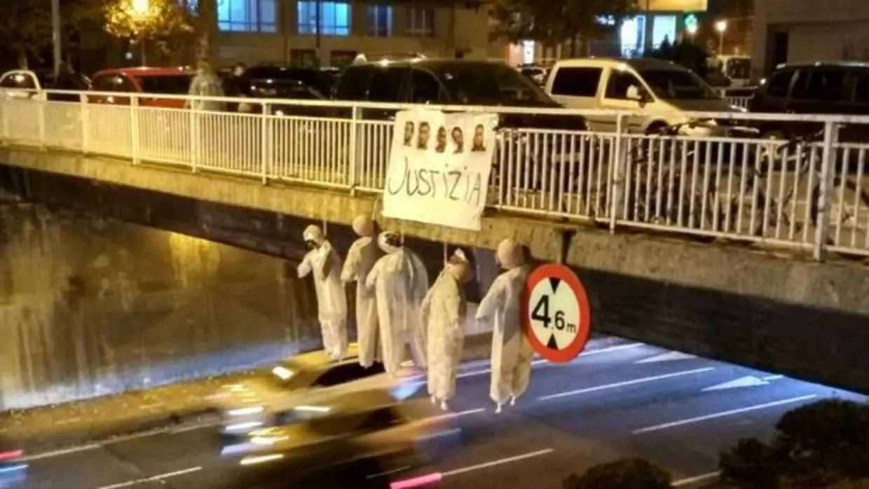 Cuelgan cinco muñecos de un puente en Pamplona con las caras de «La manada»