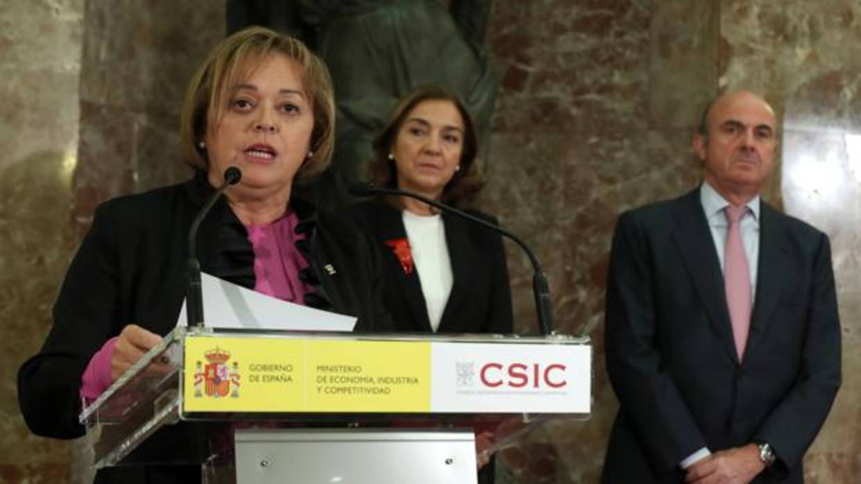 Menéndez interviene en la toma de posesión, junto a la secretaria de Estado de I+D+i, Carmen Vela y al ministro de Economía y Competitividad, Luis de Guindos