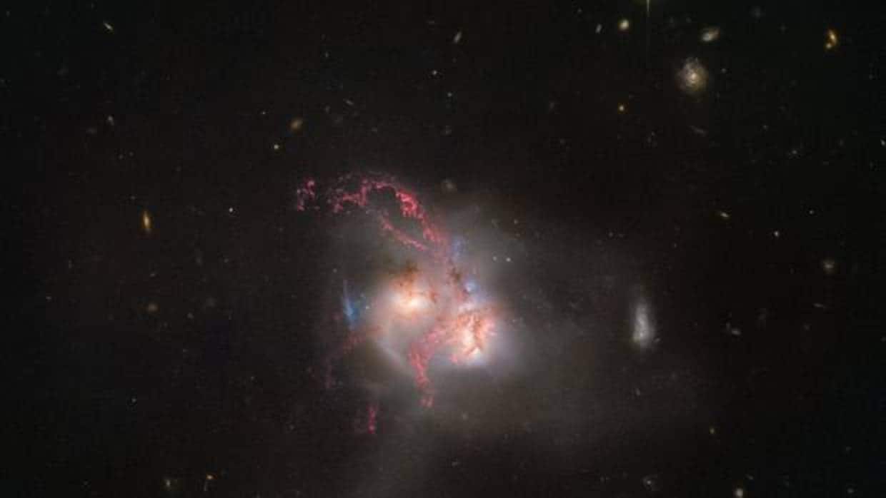 En NGC 5256 se encuentra dos galaxias en plena fusión