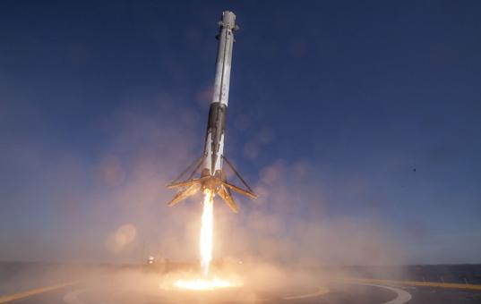 Space X ya ha logrado 20 vuelos exitosos con el cohete reutilizable Falcon 9, y es capaz de enviar astronautas y cargas a la ISS