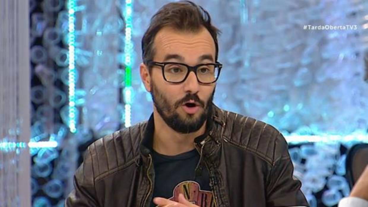 Un colaborador de TV3 escribe que quiere cortarle la papada a Zoido con «un cúter»