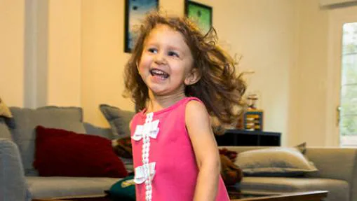 La pequeña Evelyn Villarreal, tras un tratamiento de terapia génica contra su atrofia muscular espinal de tipo 1