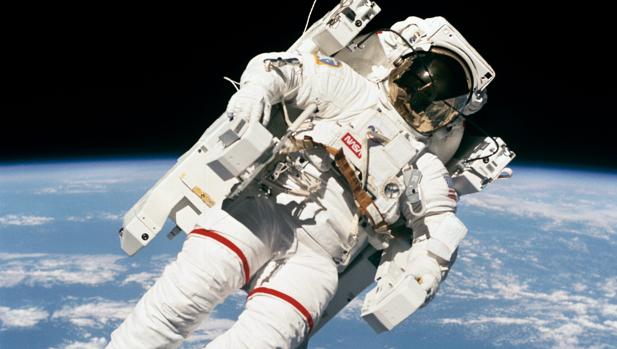 Fallece Bruce McCandless, el primer astronauta que flotó libre en el espacio