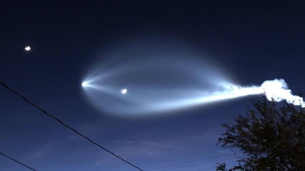 ¿Qué es eso? Una falsa «bomba nuclear» voladora tiñe de gris la noche de EE.UU.