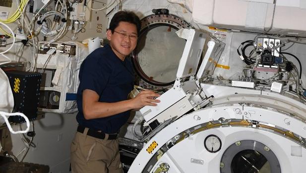 El astronauta japonés que creyó haber crecido 9 cm en el espacio