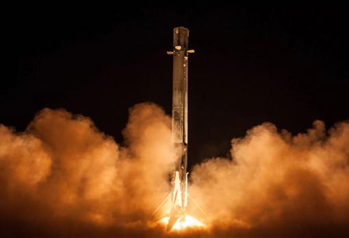La primera etapa del cohete Falcon 9 se posa después de lanzar el satélite ultrasecreto