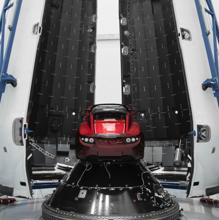 El Tesla Roadster, dentro del cohete