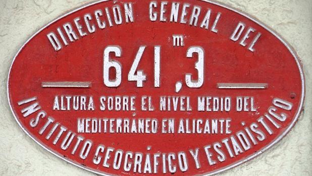 ¿Por qué hay una placa con la altitud sobre el nivel del mar en todas las estaciones de tren españolas?