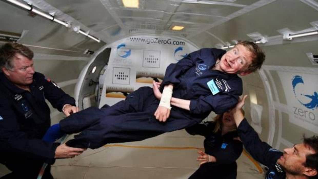 El científico Stephen Hawking, experimenta la ingravidez para fomentar el interés por el espacio. En la imagen es ayudado por otros compañeros durante su vuelo experimental el 26 de abril de 2007