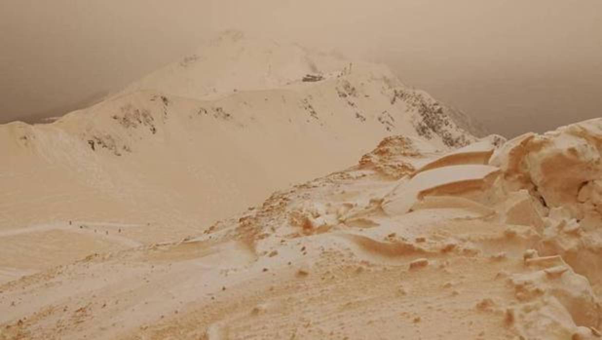 Imagen publicada en Instagram de una montaña cerca de Sochi (Rusia) cubierta de nieve naranja