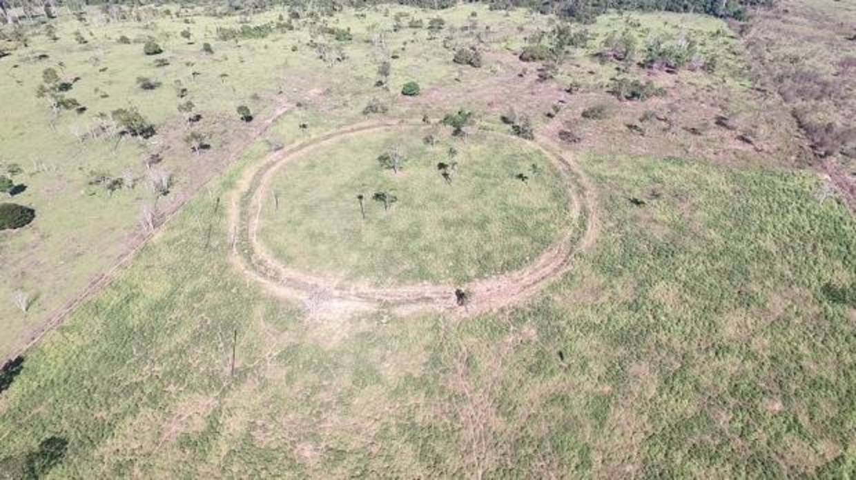 Restos de un antiguo cercado de 140 metros de diámetro, hallado en una zona hasta ahora considerada como no habitada en el pasado