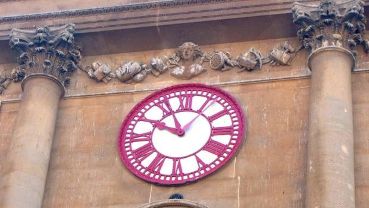Reloj en Bristol con dos minuteros