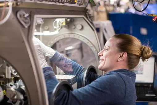 La astronauta de la NASA Kate Rubins trabaja en una instalación dentro del laboratorio Destiny de la estación donde se llevará a cabo el experimento Micro-11. Proporciona un entorno sellado para realizar experimentos científicos y tecnológicos