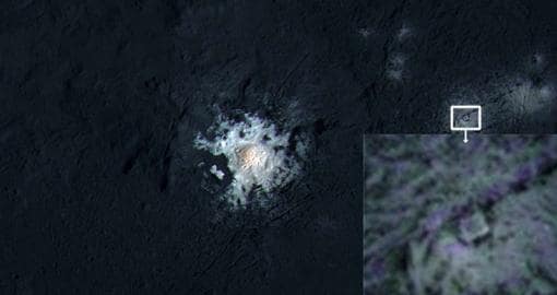 En el interior del cráter Occator del planeta enano Ceres aparece una extraña estructura, con aspecto de cuadrado dentro de un triángulo