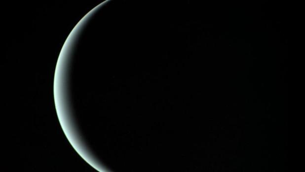 Imagen de Urao tomada por la sonda Voyager 2 en enero de 1986 que meustra la atmósfera azul helada del planeta