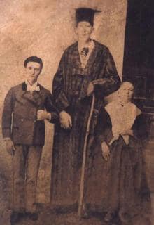 El rey Alfonso XII con Agustín Luengo y su madre