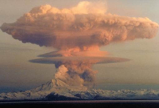 Erupción similar a la del Vesubio en el volcán Redoubt, en 1990. La columna tiene forma de pino mediterráneo, tal como describió Plinio el Joven en el año 79 d.C.