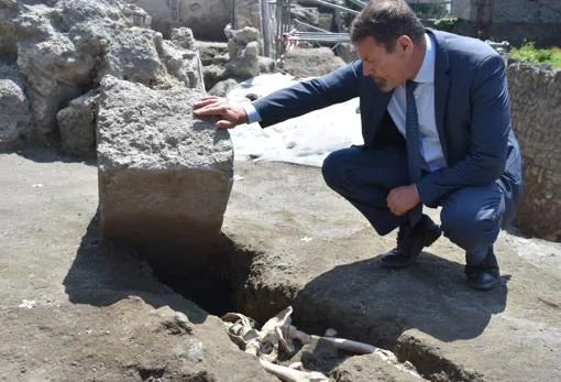 El arqueólogo Massimo Osanna observa los restos de la última víctima del Vesubio descubierta