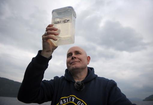 Neil Gemmel examina una muestra de agua recién recogida del Lago Ness